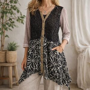 BKE Gimmicks Mixed Media Boho Tunic Top M Crochet Button Front Striped Sleeves